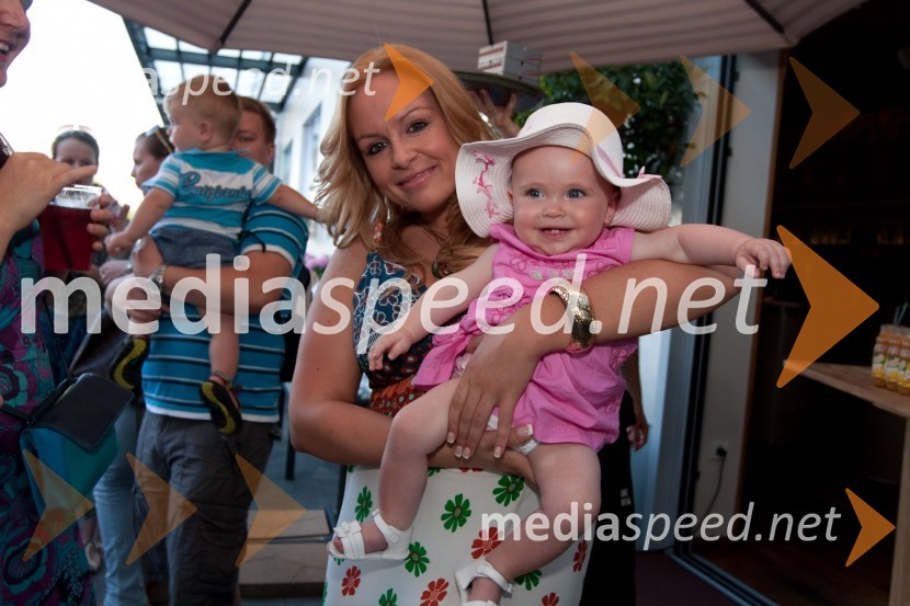  Špela Grošelj, pevkaŠpela Grošelj praznuje svoj 32. rojstni dan