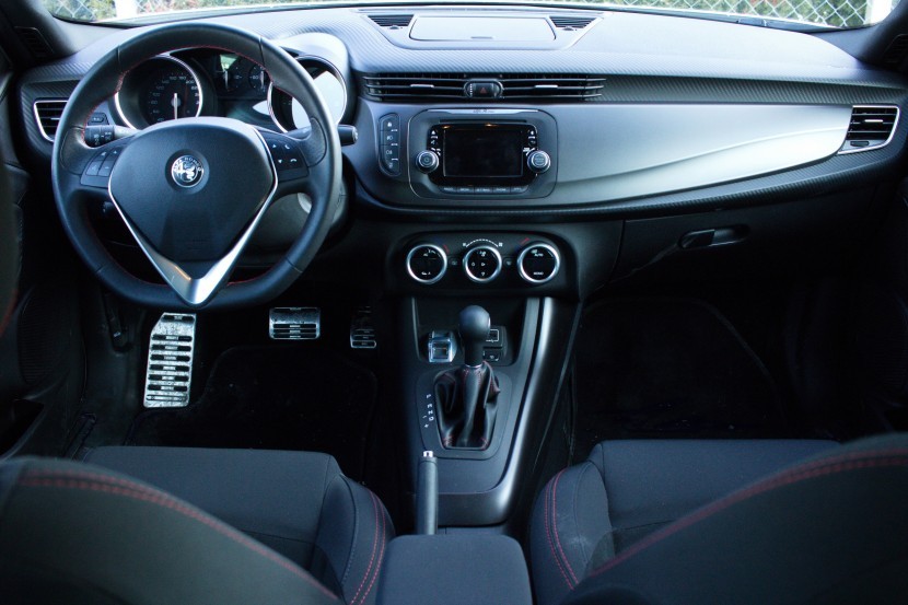 Alfa Romeo Giulietta 1.6 JTDm 16v 120 TCT Super, notranjost kliče po posodobitviAlfa Romeo Giulietta 1.6 JTDm 16v 120 TCT Super, mediaspeed test