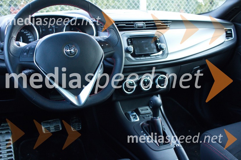 Alfa Romeo Giulietta 1.6 JTDm 16v 120 TCT Super, notranjostAlfa Romeo Giulietta 1.6 JTDm 16v 120 TCT Super, mediaspeed test