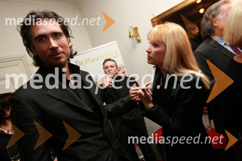 Jan Plestenjak, pevec in Helena Blagne Zaman, pevkaSlovenka leta 2007