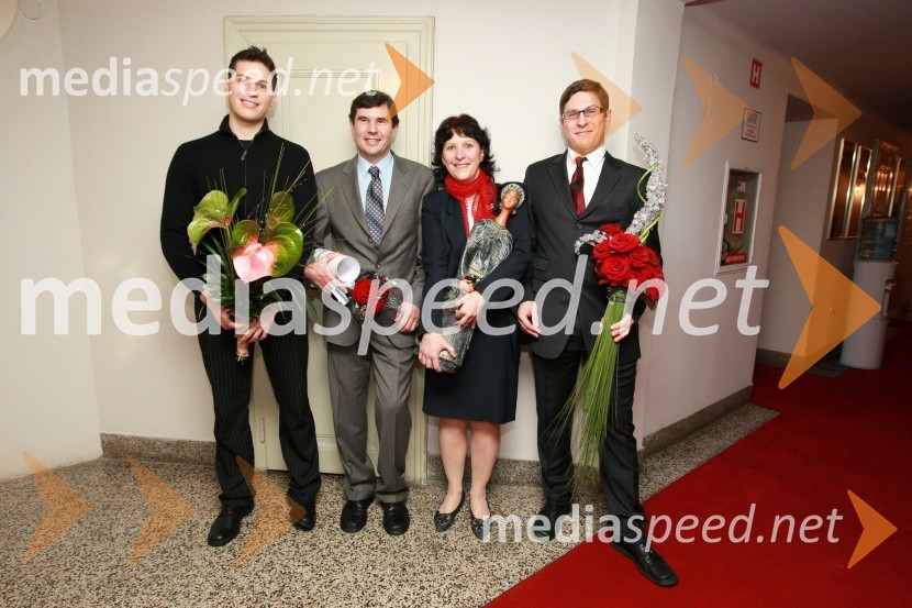 Mag. Lilijana Kornhauser Cerar, Slovenka leta 2007 z možem Igorjem in sinovoma Matejem in AndražemSlovenka leta 2007