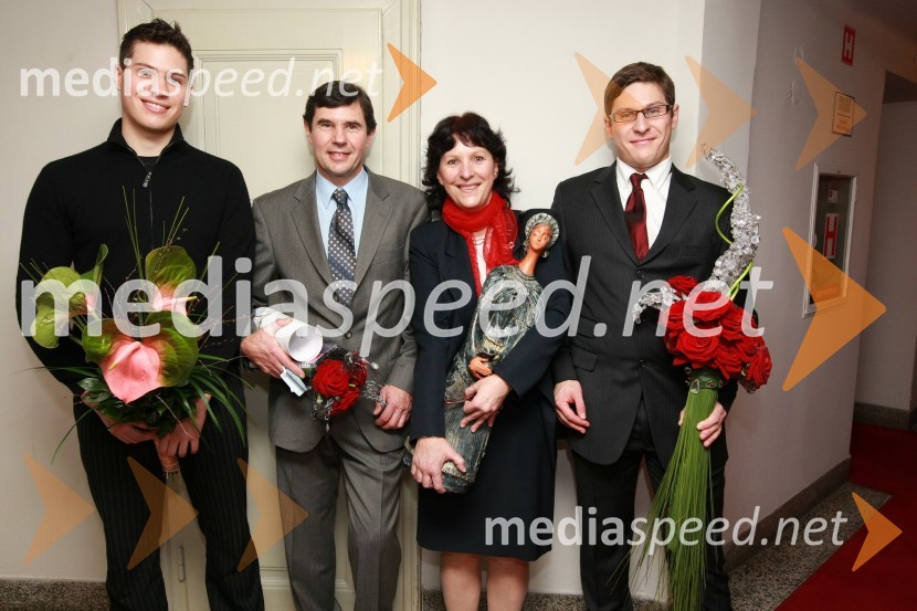 Mag. Lilijana Kornhauser Cerar, Slovenka leta 2007 z možem Igorjem in sinovoma Matejem in AndražemSlovenka leta 2007