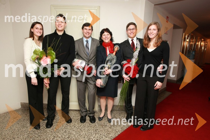 Mag. Lilijana Kornhauser Cerar, Slovenka leta 2007 z možem Igorjem, sinovoma Matejem in Andražem in njunima puncama Tejo in TinoSlovenka leta 2007