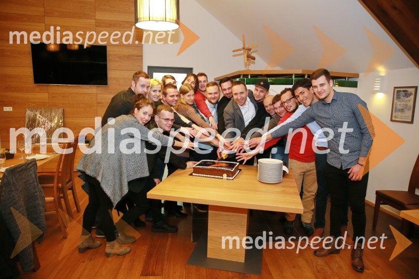  Matjaž Tavčar, fotograf;  Andreja Breznik, Mediaspeed;  Natalija Pravdič, Mediaspeed;  Alan Kavčič, predstavnik za odnose z javnostmi SNG Maribor;  Petra  Letonja, Mediaspeed d.o.o.;  Sandi Fišer, fotograf, Mediaspeed;  Jan Dolar;  Urša Deban;  Vid Rotar, fotograf;  Anže Krže, fotograf;  Alen Gomolj, grafični oblikovalec, Studio - A;  Borut  Cvetko, kreativni direktor Mediaspeed;  Rene Gomolj, fotograf;  Saša Despot, fotograf;  Marko Vanovšek, fotograf;  Matevž Pucer, fotograf;  Max Verderber, fotograf;  Damijan Ljubec, MediaspeedMediaspeed 15. rojstni dan in ponovoletno druženje