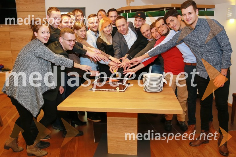  Andreja Breznik, Mediaspeed;  Matjaž Tavčar, fotograf;  Sandi Fišer, fotograf, Mediaspeed;  Alan Kavčič, predstavnik za odnose z javnostmi SNG Maribor;  Petra  Letonja, Mediaspeed d.o.o.;  Jan Dolar;  Urša Deban;  Anže Krže, fotograf;  Vid Rotar, fotograf;  Natalija Pravdič, Mediaspeed;  Alen Gomolj, grafični oblikovalec, Studio - A;  Borut  Cvetko, kreativni direktor Mediaspeed;  Rene Gomolj, fotograf;  Saša Despot, fotograf;  Marko Vanovšek, fotograf;  Matevž Pucer, fotograf;  Max Verderber, fotograf;  Damijan Ljubec, MediaspeedMediaspeed 15. rojstni dan in ponovoletno druženje