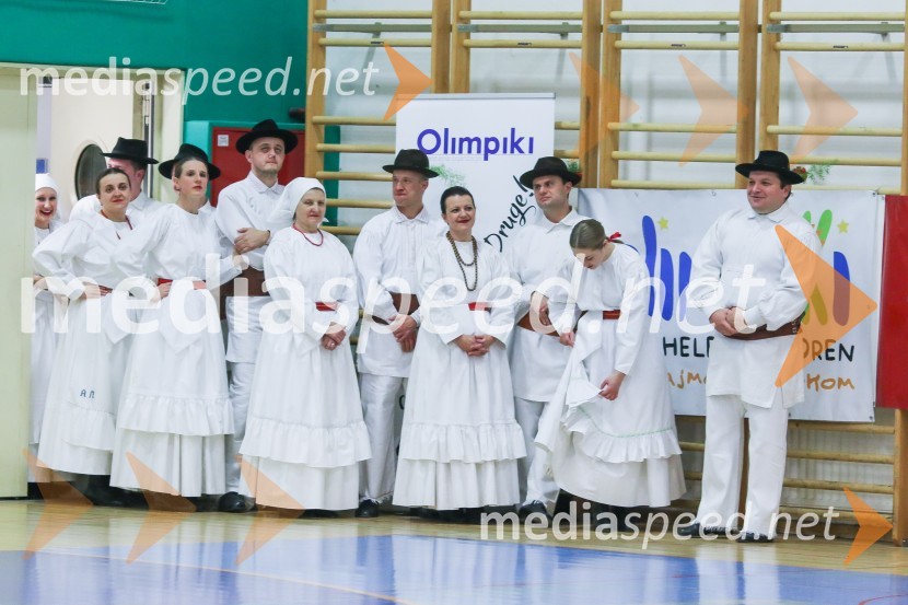  folklorna skupina  Dragatuš8. Dobrodelna tekma z velikani slovenskega športa