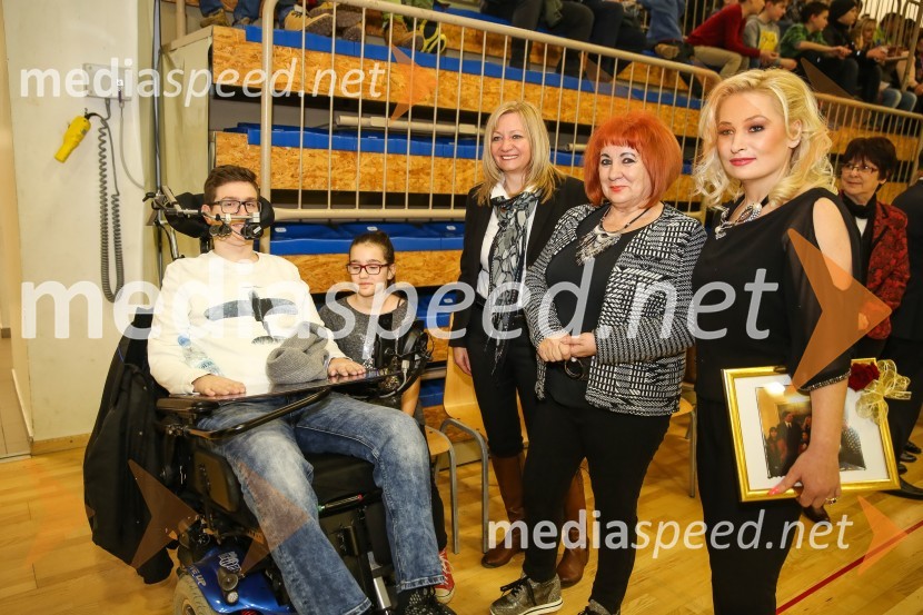  Dominik Lozar, prejemnik sredstev;  ... ;  ... ;  Vlasta Nussdorfer, varuhinja človekovih pravic;  Nataša Kadunc, predsednica, Športno društvo Olimpiki8. Dobrodelna tekma z velikani slovenskega športa