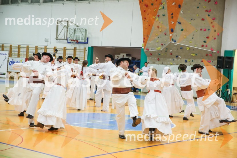  folklorna skupina  Dragatuš8. Dobrodelna tekma z velikani slovenskega športa