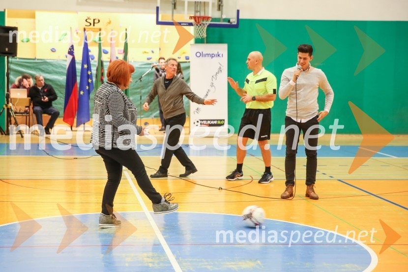 Odprtje tekme z brcom žoge8. Dobrodelna tekma z velikani slovenskega športa