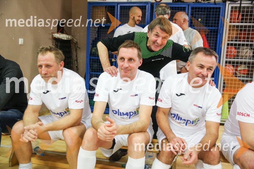  Tomaž Vnuk, nekdanji hokejist;  Rok Tamše, novinar;  Primož Ulaga, nekdanji smučarski skakalec;  ... 8. Dobrodelna tekma z velikani slovenskega športa