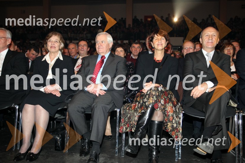 Milan Kučan, nekdanji predsednik republike Slovenije z soprogo Štefko in Branko Pavlin, predsednik uprave časopisne družbe Dnevnik s soprogoSlovenec leta 2007