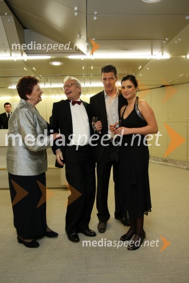 Nuša Kerševan, nekdanja ljubljanska županja, Peter Kamien, soprog Darinke Pavlič Kamien, Nina Pavlič Kamien in njen fant Miha Grbič11. Veliki dobrodelni ples Lions kluba Ljubljana