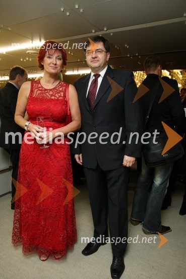 Darinka Pavlič Kamien, predsednica organizacijskega odbora Lions kluba Ljubljana in Vlado Dimovski, nekdanji minister za delo11. Veliki dobrodelni ples Lions kluba Ljubljana