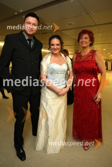 Robert Roškar, Radio Aktual, Alenka Gotar, pevka in Darinka Pavlič Kamien, predsednica organizacijskega odbora Lions kluba Ljubljana11. Veliki dobrodelni ples Lions kluba Ljubljana