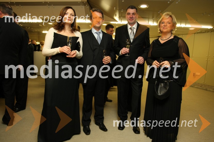 Igor Savič, vodja kabineta predsednika GZS s spremljevalko in Sabrina Pečelin vodja odnosov z javnostmi pri Porsche Slovenija z življenjskim sopotnikom Alešem11. Veliki dobrodelni ples Lions kluba Ljubljana