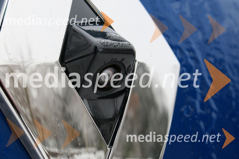 Renault Clio Intens Energy TCe 120, vzvratna kamera v emblemuRenault Clio Intens Energy TCe 120, mediaspeed test