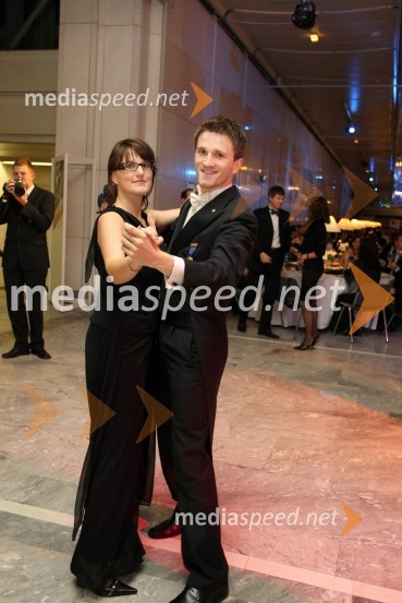 Žiga Tolič, predsednik LEO distrikta 129 Slovenija s spremljevalko11. Veliki dobrodelni ples Lions kluba Ljubljana
