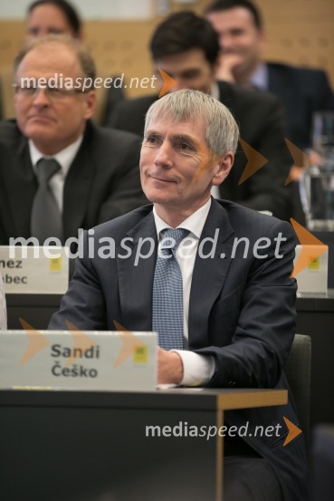  Sandi Češko, predsednik upravnega odbora Studio Moderna d.o.o.(P)ostanite prvi na svetu, predstavitev knjige avtorja dr. Andreja Vizjaka