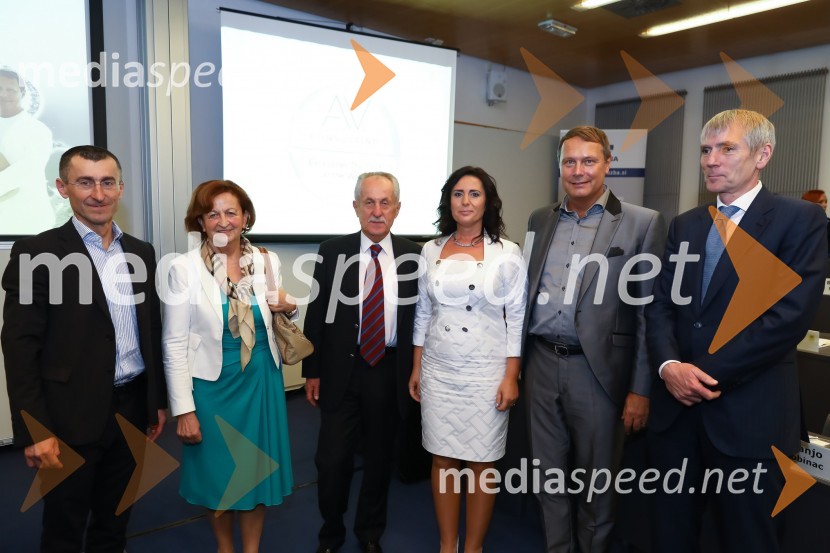  Matjaž Jamnik, partner Skupine Jamnik;  Štefka Jamnik, partner Skupine Jamnik;  Ludvik Jamnik, partner Skupine Jamnik;  Sonja Vizjak, ustanovitelj in direktor AV.consulting; dr. Andrej Vizjak, ustanovitelj in predsednik AV.consulting;  Sandi Češko, predsednik upravnega odbora Studio Moderna d.o.o.(P)ostanite prvi na svetu, predstavitev knjige avtorja dr. Andreja Vizjaka