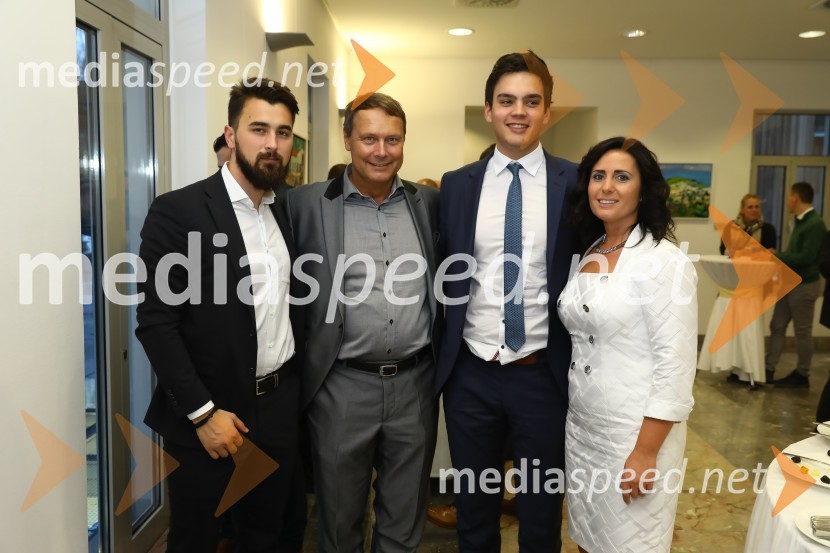  Dejan Lukič, svetovalec AV.consulting; dr. Andrej Vizjak, ustanovitelj in predsednik AV.consulting;  Dominic Bay, svetovalec AV.consulting;  Sonja Vizjak, ustanovitelj in direktor AV.consulting(P)ostanite prvi na svetu, predstavitev knjige avtorja dr. Andreja Vizjaka