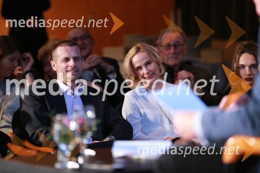  Aleksander Čeferin, odvetnik in predsednik Nogometne zveze Slovenije (NZS) ;  Barbara Čeferin, fotografinja, lastnica in vodja galerije Galerija Fotografija»Prepoznava« in druge zgodbe, peta knjiga dr. Petra Čeferina