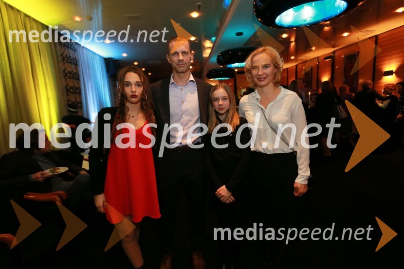  Neža Čeferin;  Aleksander Čeferin, odvetnik in predsednik Nogometne zveze Slovenije (NZS) ;  Ana Čeferin;  Barbara Čeferin, fotografinja, lastnica in vodja galerije Galerija Fotografija»Prepoznava« in druge zgodbe, peta knjiga dr. Petra Čeferina