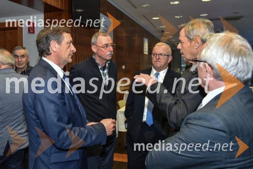  Karl Erjavec, minister za zunanje zadeve RS, predsednik stranke Desus;  ... ;  ... ;  ... ;  ... Kongres stranke DeSUS, izvolitev novega vodstva