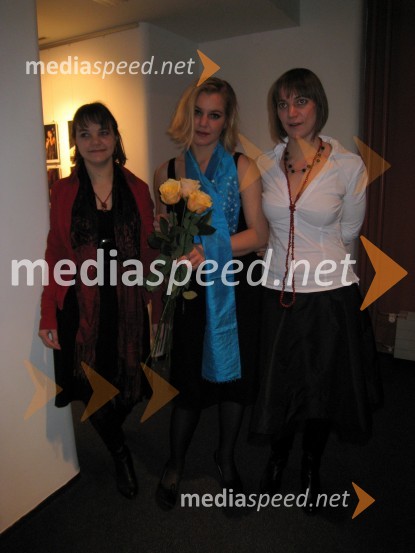 Katja Komljanec, scenografinja in kostumografinja, Karin Komljanec, igralka in Kim Komljanec, režiserkaPremiera španske drame Carmela in Paulino v MGL
