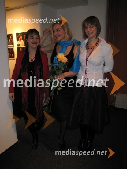 Katja Komljanec, scenografinja in kostumografinja, Karin Komljanec, igralka in Kim Komljanec, režiserkaPremiera španske drame Carmela in Paulino v MGL