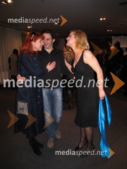 Barbara Hieng Samobor, direktorica MGL, Gašper Tič, igralec in Karin Komljanec, igralkaPremiera španske drame Carmela in Paulino v MGL