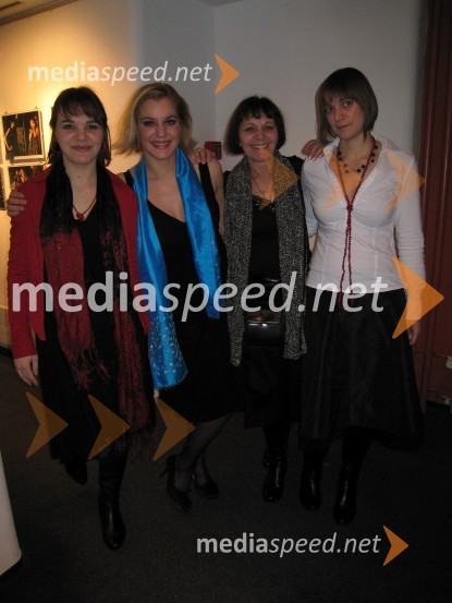 Katja Komljanec, scenografinja in kostumografinja, Karin Komljanec, igralka, njihova mama in Kim Komljanec, režiserkaPremiera španske drame Carmela in Paulino v MGL