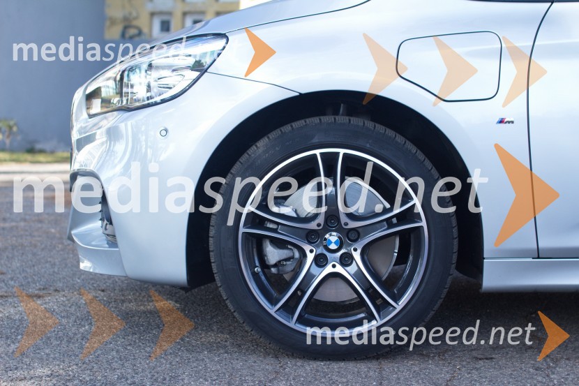 BMW 225xe Active Tourer, v levem blatniku je odprtina za napajanje z elektrikoBMW 225xe Active Tourer, mediaspeed test