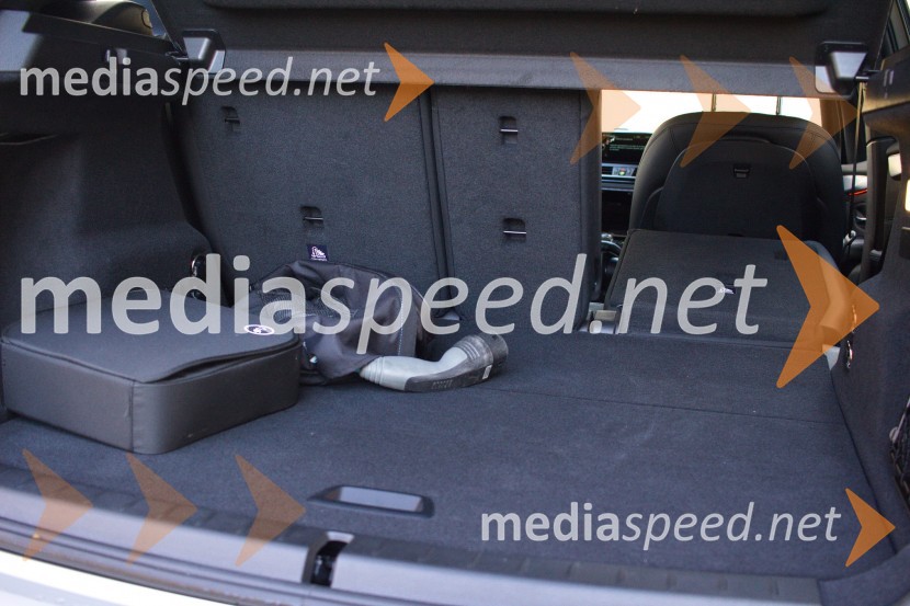 BMW 225xe Active Tourer, električni kabel mora biti vedno v prtljažnikuBMW 225xe Active Tourer, mediaspeed test