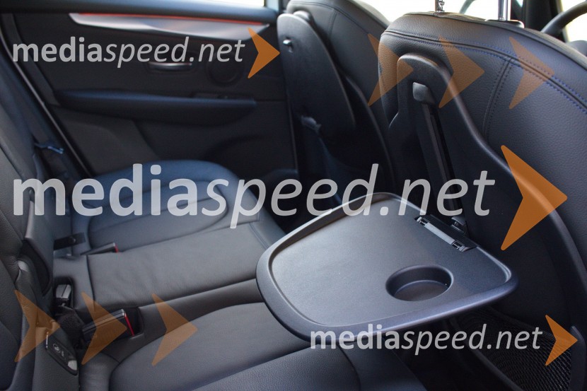 BMW 225xe Active Tourer, po višini nastavljiva mizica za zadnjo klopBMW 225xe Active Tourer, mediaspeed test