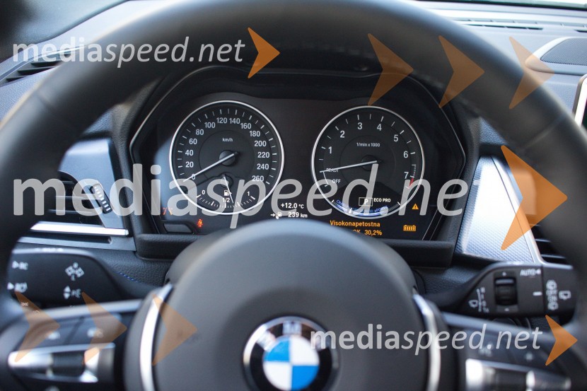 BMW 225xe Active Tourer, merilniki so klasičniBMW 225xe Active Tourer, mediaspeed test