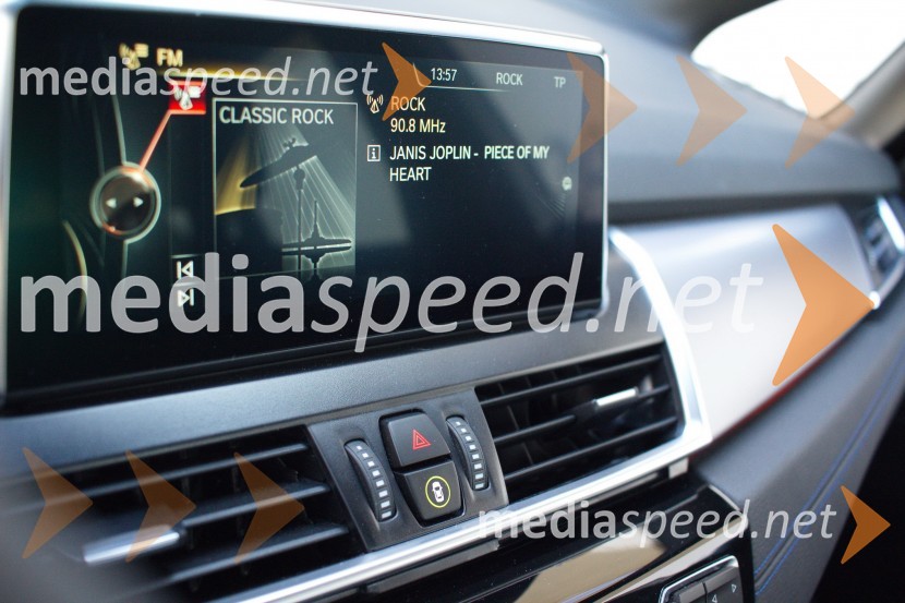 BMW 225xe Active Tourer, širok samostoječi zaslonBMW 225xe Active Tourer, mediaspeed test