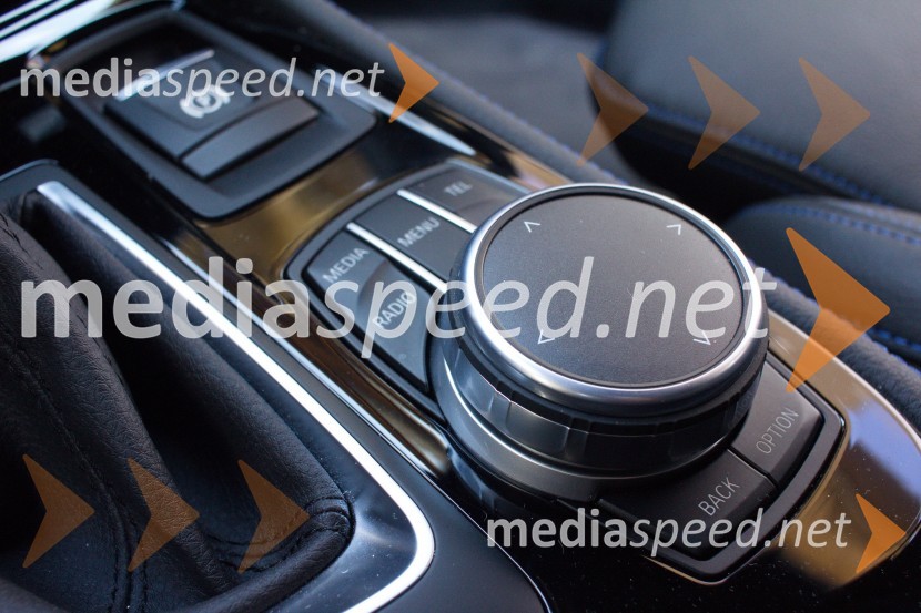 BMW 225xe Active Tourer, na dotik občutljiv vrtljivi gumb za sprehod po menijihBMW 225xe Active Tourer, mediaspeed test