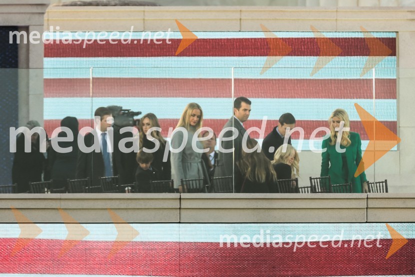  Eric Trump, sin Donalda J. Trumpa;  Lara Yunaska, soproga Erica Trumpa;  Donald Trump III, sin Donalda Trumpa Jr.;  Vanessa Trump, soproga Donalda Trumpa Jr.;  Donald Trump Jr., sin Donalda J. TrumpaPozdravna slovesnost MAGA (Make America Great Again)