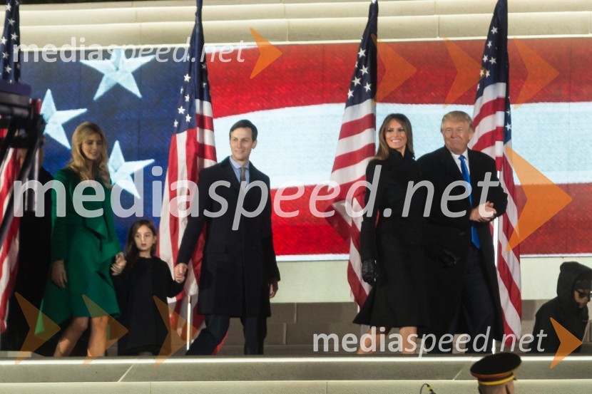  Ivanka Trump, hči Donalda J. Trumpa;  Arabella Rose Kushner, hči Ivanke Trump;  Jared Kushner, soprog Ivanke Trump;  Melania  Trump, prva dama ZDA;  Donald J. Trump, predsednik Združenih držav AmerikePozdravna slovesnost MAGA (Make America Great Again)
