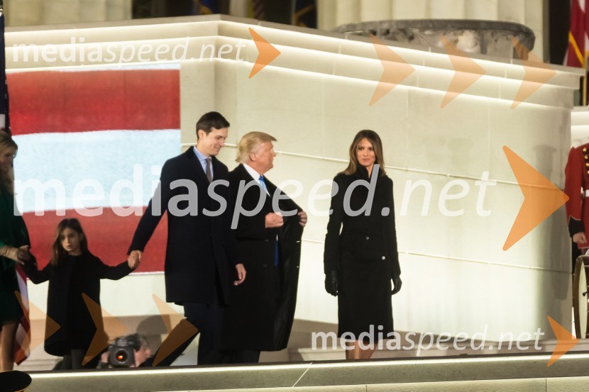  Arabella Rose Kushner, hči Ivanke Trump;  Jared Kushner, soprog Ivanke Trump;  Donald J. Trump, predsednik Združenih držav Amerike;  Melania  Trump, prva dama ZDAPozdravna slovesnost MAGA (Make America Great Again)