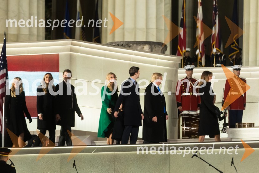  Tiffany Trump, hči Donalda J. Trumpa;  Lara Yunaska, soproga Erica Trumpa;  Eric Trump, sin Donalda J. Trumpa;  Ivanka Trump, hči Donalda J. Trumpa;  Jared Kushner, soprog Ivanke Trump;  Donald J. Trump, predsednik Združenih držav Amerike;  Melania  Trump, prva dama ZDAPozdravna slovesnost MAGA (Make America Great Again)