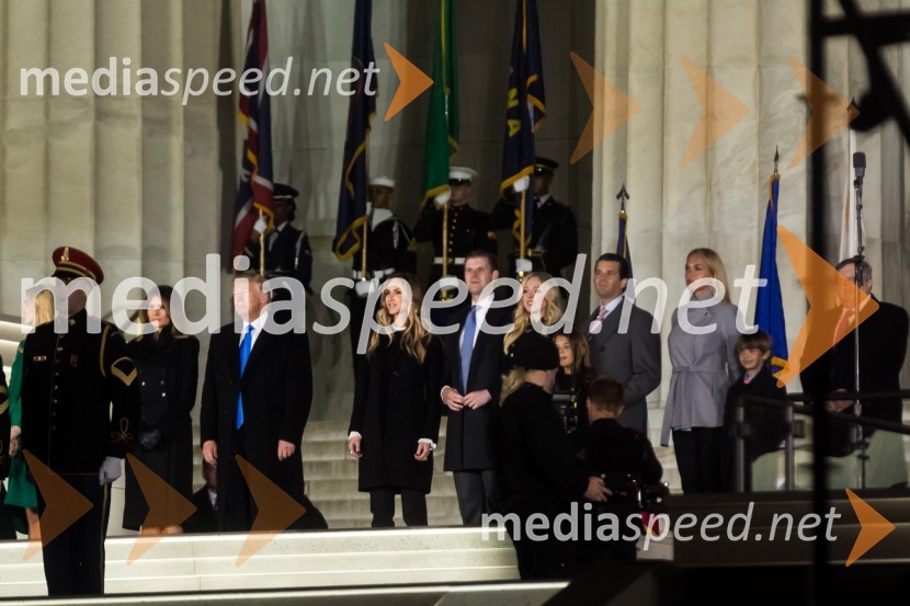  Melania  Trump, prva dama ZDA;  Donald J. Trump, predsednik Združenih držav Amerike;  Lara Yunaska, soproga Erica Trumpa;  Eric Trump, sin Donalda J. Trumpa;  Tiffany Trump, hči Donalda J. Trumpa;  Kai Madison  Trump, hči Donalda Trumpa Jr.;  Donald Trump Jr., sin Donalda J. Trumpa;  Vanessa Trump, soproga Donalda Trumpa Jr.;  Donald Trump III, sin Donalda Trumpa Jr.;  Viktor Knavs, oče Melanie TrumpPozdravna slovesnost MAGA (Make America Great Again)