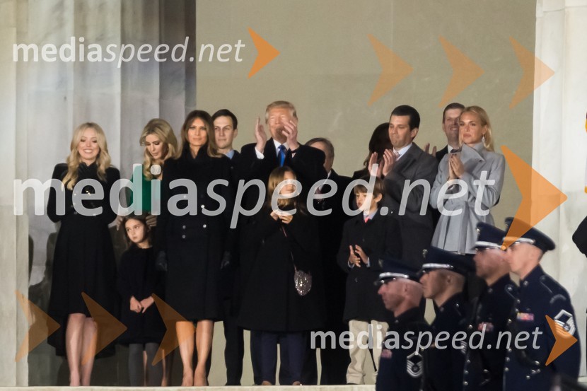  Tiffany Trump, hči Donalda J. Trumpa;  Arabella Rose Kushner, hči Ivanke Trump;  Ivanka Trump, hči Donalda J. Trumpa;  Melania  Trump, prva dama ZDA;  Donald J. Trump, predsednik Združenih držav Amerike;  Kai Madison  Trump, hči Donalda Trumpa Jr.;  Donald Trump III, sin Donalda Trumpa Jr.;  Donald Trump Jr., sin Donalda J. Trumpa;  Vanessa Trump, soproga Donalda Trumpa Jr.Pozdravna slovesnost MAGA (Make America Great Again)