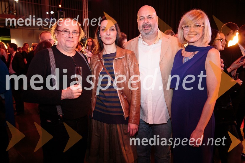  Gojmir Lešnjak Gojc, igralec;  Andreja Šugman, SiTi Teater;  Jernej Šugman, igralec ;  Saša  Einsiedler, voditeljicaŽarometi, prihod po rdeči preprogi