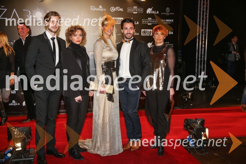  Tilen Grah, Mister Slovenije 2016;  Sonja Rigler, stilistka;  Darja Lesjak, center manager Citycenter Celje;  Gašper Tratnik, maneken;  Nena Horvat, vodja marketinga City CenterŽarometi, prihod po rdeči preprogi