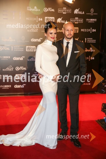  Nina Osenar Kontrec, pevka, voditeljica, model;  Dejan Kontrec, generalni sekretar, Hokejska zveza SlovenijeŽarometi, prihod po rdeči preprogi
