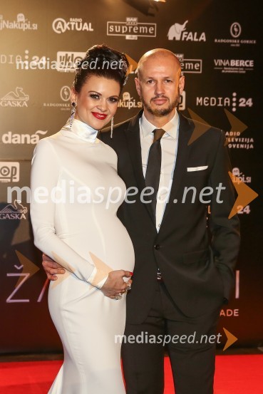  Nina Osenar Kontrec, pevka, voditeljica, model;  Dejan Kontrec, generalni sekretar, Hokejska zveza SlovenijeŽarometi, prihod po rdeči preprogi