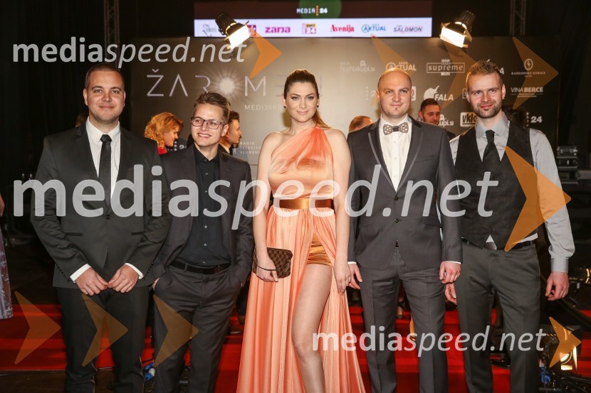  Gorazd Zapušek, Skupina Kvatropirci;  Tomaž Krt, Skupina Kvatropirci;  Manca  Špik, pevka;  Jure Jaklič, Skupina Kvatropirci;  Samo Kališnik, Skupina KvatropirciŽarometi, prihod po rdeči preprogi