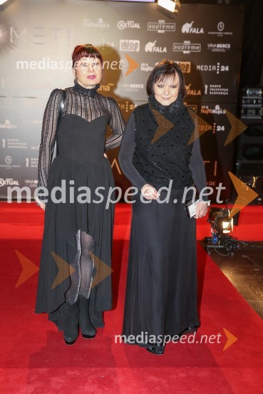  Violeta Tomić, igralka, poslanka ZL;  Jožica  Brodarič, modna poznavalkaŽarometi, prihod po rdeči preprogi