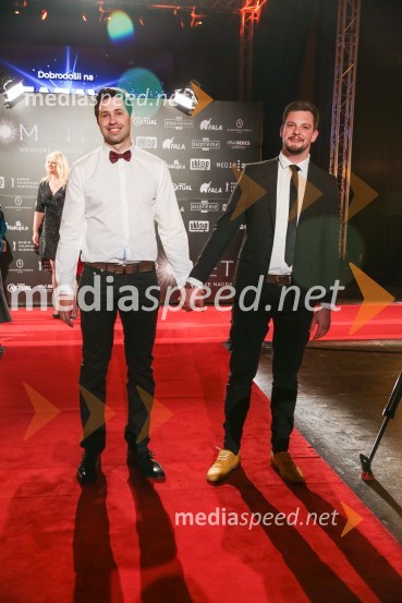 Žarometi, prihod po rdeči preprogi